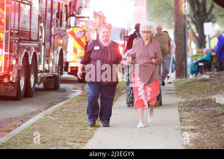 7 aprile 2022: Un incendio di cinque-larm alla comunità Serenity 55, 3200 Dilido Road, nel nord-est di Dallas TX.Extra allarmi sono stati chiamati per fornire ambulanze per il trasporto di anziani e medici-sfidati residenti. (Credit Image: © avi Adelman/ZUMA Press Wire) Foto Stock