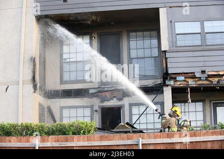 7 aprile 2022: Un incendio di cinque-larm alla comunità Serenity 55, 3200 Dilido Road, nel nord-est di Dallas TX.Extra allarmi sono stati chiamati per fornire ambulanze per il trasporto di anziani e medici-sfidati residenti. (Credit Image: © avi Adelman/ZUMA Press Wire) Foto Stock