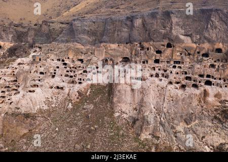 Complesso monastico scavato nella roccia vicino al villaggio di Vardzia, Georgia Foto Stock