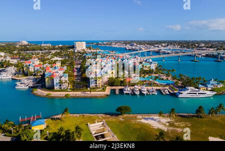 Harborside Villas vista aerea e Paradise Island Bridge al Porto di Nassau, da Paradise Island, Bahamas. Foto Stock