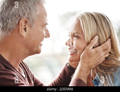 Il mio amore, la mia vita, la mia bella moglie. Scatto di una coppia matura affettuosa che condivide un momento romantico a casa. Foto Stock