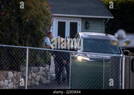 Los Angeles, California, Stati Uniti. 5th Apr 2022. Un veicolo con agenti di servizio segreti sono visti ad un viale di guida della casa del cacciatore Biden a Malibu, Calif., martedì 5 aprile 2022. (Credit Image: © Ringo Chiu/ZUMA Press Wire) Foto Stock