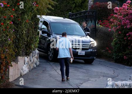 Los Angeles, California, Stati Uniti. 5th Apr 2022. Un veicolo con agenti di servizio segreti sono visti ad un viale di guida della casa del cacciatore Biden a Malibu, Calif., martedì 5 aprile 2022. (Credit Image: © Ringo Chiu/ZUMA Press Wire) Foto Stock