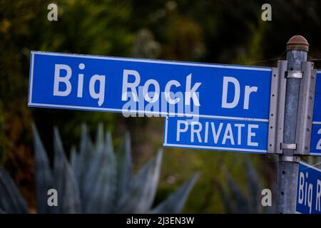 Los Angeles, California, Stati Uniti. 5th Apr 2022. Un segno di una sezione di strada privata di Big Rock Dr è visto a Malibu, California, Martedì, Aprile 5, 2022. (Credit Image: © Ringo Chiu/ZUMA Press Wire) Foto Stock