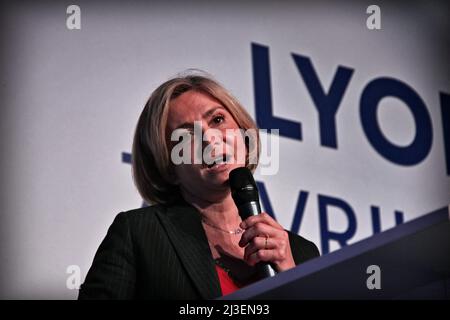 Lione, Francia. 07th Apr 2022. Les Republicains (LR) Ile-de-France Presidente del Consiglio Regionale e candidato presidenziale Valerie Pecresse ha tenuto un discorso durante un raduno di campagna allo stadio Matmut di Lione, nella Francia centro-orientale, il 7 aprile 2022. Gli elettori francesi si sono recati alle urne il 10 e il 24 aprile per le elezioni presidenziali in due round. Photo by Mathis Boussuge/ABACAPRESS.COM Credit: Abaca Press/Alamy Live News Foto Stock