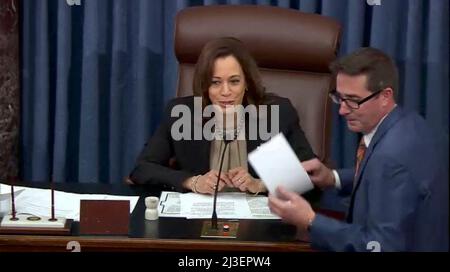 Washington, Stati Uniti. 07th Apr 2022. Il vicepresidente degli Stati Uniti Kamala Harris annuncia il voto tally alla conclusione del voto del Senato degli Stati Uniti sulla nomina del giudice Ketanji Brown Jackson ad essere una Giustizia associata della Corte Suprema degli Stati Uniti nella Camera del Senato degli Stati Uniti nel Campidoglio degli Stati Uniti a Washington, DC, USA il giovedì 7 aprile 2022. Il giudice Brown è stato confermato con un voto di 53 - 47. Photo by US Senate TV via CNP/ABACAPRESS.COM Credit: Abaca Press/Alamy Live News Foto Stock