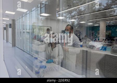 Garin, Argentina. 07th Apr 2022. I dipendenti della società farmaceutica mAbxience lavorano nel controllo di qualità. Lo stabilimento dell'azienda produce ogni anno 3 milioni di dosi di farmaco Corona di AstraZeneca e 100 kg di anticorpi monoclonali. L'azienda è anche specializzata in cancro e malattie immunitarie. Nel 2022, Fresenius ha annunciato l'acquisto di una partecipazione del 55% in mAbxience. Credit: Florencia Martin/dpa/Alamy Live News Foto Stock
