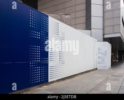 Spazio vuoto di costruzione per mockup pubblicitario. Area del cantiere nel CBD. Foto Stock