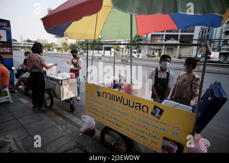 Street Food Vendor Asok Montri Road aka Soi Sukhumvit 21 Bangkok Thailandia Foto Stock