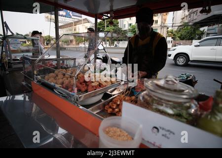 Street Food Vendor Asok Montri Road aka Soi Sukhumvit 21 Bangkok Thailandia Foto Stock