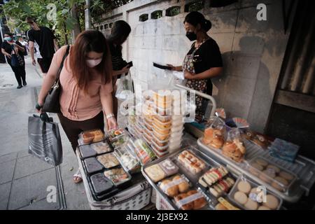 Street Food Vendor Asok Montri Road aka Soi Sukhumvit 21 Bangkok Thailandia Foto Stock