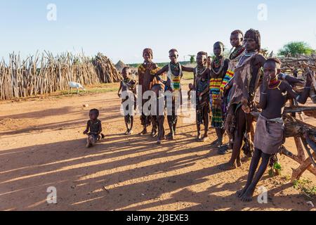 Turmi, Omo River Valley, Etiopia - 10 maggio 2019: Ritratto di una bella donna con bambini nel villaggio di Hamar. Gli Hamars sono la tribù originaria del sud Foto Stock