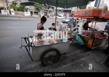 Street Food Vendor Asok Montri Road aka Soi Sukhumvit 21 Bangkok Thailandia Foto Stock