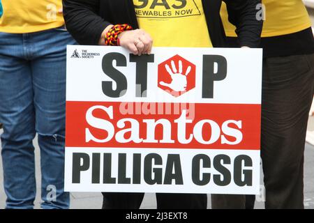 Sydney, Australia. 8th aprile 2022. Il popolo Gomeroi, i sindacati, i gruppi di giustizia climatica e i sostenitori hanno partecipato ad un raduno fuori dal Tribunale federale al 184 di Phillip Street, nel mezzo di un'importante audizione presso il Native Title Tribunal. I manifestanti resistevano ai tentativi di Santos e del Commonwealth e del governo del NSW di disdimettersi da Gomeroi e fare il passo per il progetto di gas di giacimenti di carbone del pilastro (Narrabri). Questo progetto prevede che 850 pozzi di gas di carbone-giacimenti spinseriscano nell'atmosfera 127 milioni di tonnellate (CO2 equivalenti). Il ricco paesaggio culturale del pilastro, le acque del bacino del Grande Artesiano, fattoria Foto Stock