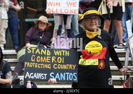 Sydney, Australia. 8th aprile 2022. Il popolo Gomeroi, i sindacati, i gruppi di giustizia climatica e i sostenitori hanno partecipato ad un raduno fuori dal Tribunale federale al 184 di Phillip Street, nel mezzo di un'importante audizione presso il Native Title Tribunal. I manifestanti resistevano ai tentativi di Santos e del Commonwealth e del governo del NSW di disdimettersi da Gomeroi e fare il passo per il progetto di gas di giacimenti di carbone del pilastro (Narrabri). Questo progetto prevede che 850 pozzi di gas di carbone-giacimenti spinseriscano nell'atmosfera 127 milioni di tonnellate (CO2 equivalenti). Il ricco paesaggio culturale del pilastro, le acque del bacino del Grande Artesiano, fattoria Foto Stock