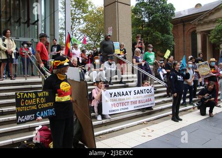 Sydney, Australia. 8th aprile 2022. Il popolo Gomeroi, i sindacati, i gruppi di giustizia climatica e i sostenitori hanno partecipato ad un raduno fuori dal Tribunale federale al 184 di Phillip Street, nel mezzo di un'importante audizione presso il Native Title Tribunal. I manifestanti resistevano ai tentativi di Santos e del Commonwealth e del governo del NSW di disdimettersi da Gomeroi e fare il passo per il progetto di gas di giacimenti di carbone del pilastro (Narrabri). Questo progetto prevede che 850 pozzi di gas di carbone-giacimenti spinseriscano nell'atmosfera 127 milioni di tonnellate (CO2 equivalenti). Il ricco paesaggio culturale del pilastro, le acque del bacino del Grande Artesiano, fattoria Foto Stock