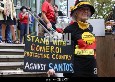 Sydney, Australia. 8th aprile 2022. Il popolo Gomeroi, i sindacati, i gruppi di giustizia climatica e i sostenitori hanno partecipato ad un raduno fuori dal Tribunale federale al 184 di Phillip Street, nel mezzo di un'importante audizione presso il Native Title Tribunal. I manifestanti resistevano ai tentativi di Santos e del Commonwealth e del governo del NSW di disdimettersi da Gomeroi e fare il passo per il progetto di gas di giacimenti di carbone del pilastro (Narrabri). Questo progetto prevede che 850 pozzi di gas di carbone-giacimenti spinseriscano nell'atmosfera 127 milioni di tonnellate (CO2 equivalenti). Il ricco paesaggio culturale del pilastro, le acque del bacino del Grande Artesiano, fattoria Foto Stock