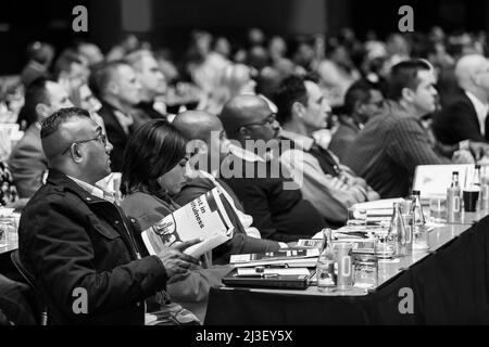 Johannesburg, Sudafrica - 17 agosto 2017: Delegati che partecipano ad un convegno di vendita in una grande sala conferenze Foto Stock