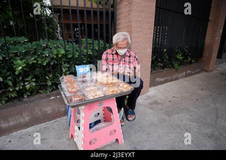 Street Food Vendor Asok Montri Road aka Soi Sukhumvit 21 Bangkok Thailandia Foto Stock