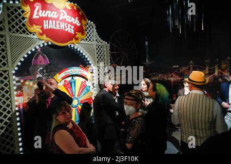 Berlino, Germania. 07th Apr 2022. Vista interna all'apertura della nuova area a tema "Golden 20s" di Madame Tussaud. Credit: Gerald Matzka/dpa/Alamy Live News Foto Stock