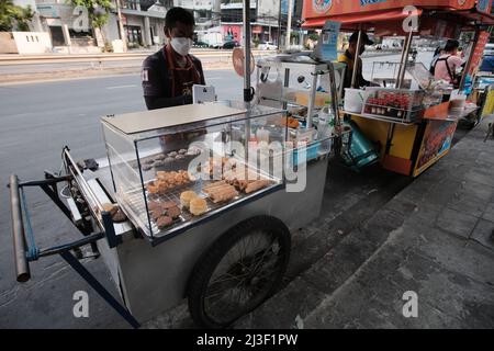 Street Food Vendor Asok Montri Road aka Soi Sukhumvit 21 Bangkok Thailandia Foto Stock