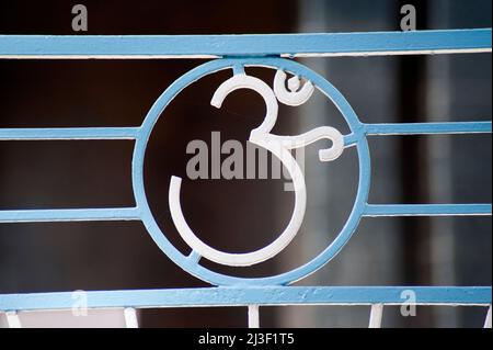 Simbolo OM religioso indù in metallo decorato su un cancello di Mutt Sivagiri o ashram a Varakala stato Kerala India Foto Stock