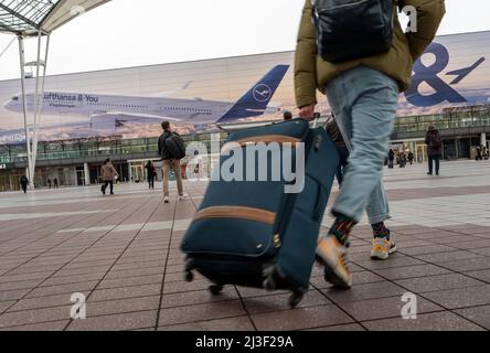 Monaco di Baviera, Germania. 08th Apr 2022. I passeggeri del trasporto aereo vanno al terminal di partenza 2 dell'aeroporto di Monaco. Credit: Peter Kneffel/dpa/Alamy Live News Foto Stock