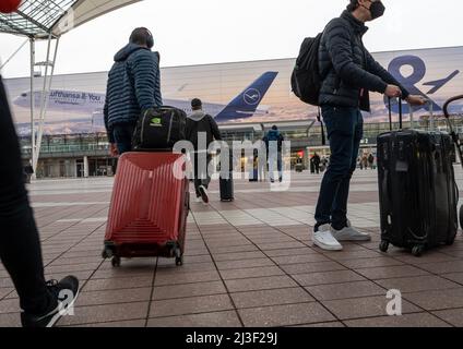 Monaco di Baviera, Germania. 08th Apr 2022. I passeggeri del trasporto aereo vanno al terminal di partenza 2 dell'aeroporto di Monaco. Credit: Peter Kneffel/dpa/Alamy Live News Foto Stock