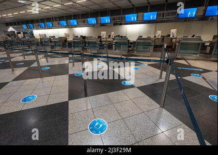 Monaco di Baviera, Germania. 08th Apr 2022. Presso l'aeroporto di Monaco è disponibile un banco check-in vuoto. Credit: Peter Kneffel/dpa/Alamy Live News Foto Stock