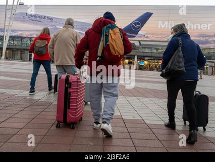 Monaco di Baviera, Germania. 08th Apr 2022. I passeggeri del trasporto aereo vanno al terminal di partenza 2 dell'aeroporto di Monaco. Credit: Peter Kneffel/dpa/Alamy Live News Foto Stock