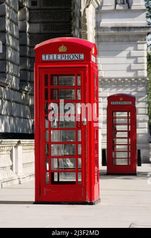 Due scatole telefoniche rosse vecchio stile a Londra in fila (profondità di campo poco profonda) Foto Stock