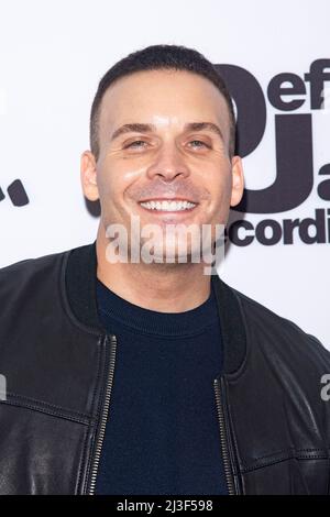 New York, Stati Uniti. 07th Apr 2022. Omar Acosta partecipa alla prima mondiale di 'Mixtape' al United Palace Theatre di New York City. Credit: SOPA Images Limited/Alamy Live News Foto Stock