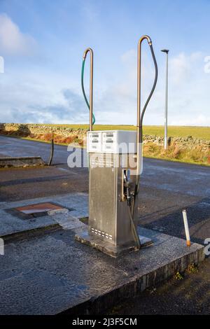 Pompa benzina singola su un'isola remota, Papa Westray, Isole Orkney, Regno Unito Foto Stock