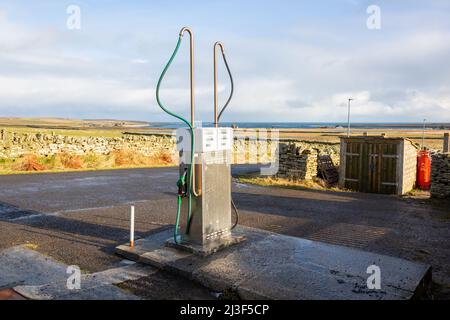 Pompa benzina singola su un'isola remota, Papa Westray, Isole Orkney, Regno Unito Foto Stock