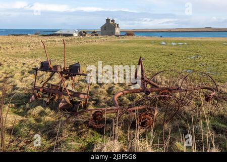 Vecchio macchinario di fattoria arrugginito su una fattoria remota, Papa Westray, Isole Orkney, Regno Unito Foto Stock