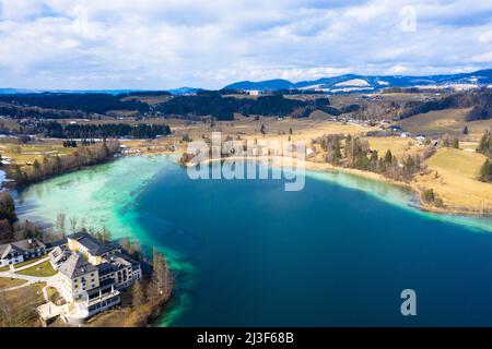 Fotografia con droni dal castello Fuschl sulla riva del lago di montagna Fuschlsee vicino Salisburgo, Austria superiore, Europa. Foto Stock