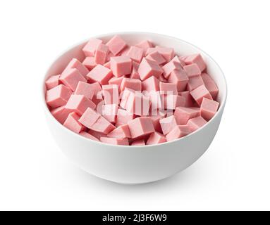La salsiccia bollita tagliata a cubetti in una tazza è isolata su sfondo bianco. Un ingrediente per cucinare un piatto. Vista laterale. Foto Stock