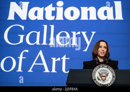 Washington, Vereinigte Staaten. 07th Apr 2022. Il Vice Presidente degli Stati Uniti Kamala Harris parla al gala di apertura della mostra di storia afro-atlantica alla National Gallery of Art di Washington, DC, il 7 aprile 2022. Credit: Joshua Roberts/Pool via CNP/dpa/Alamy Live News Foto Stock