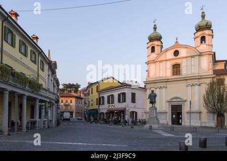 Cormons, Italia (27th marzo 2022) - Piazza centrale Libertà con la statua di Massimiliano i d'Asburgo e la chiesa di Santa Caterina Foto Stock