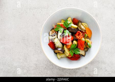 Insalata di verdure al forno con prezzemolo fresco. Vista dall'alto Foto Stock