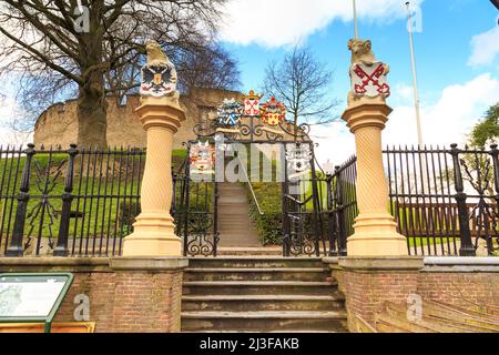 Leiden, Paesi Bassi - 7 aprile 2016: Statue con stemma con chiavi rosse all'ingresso del Castello Foto Stock