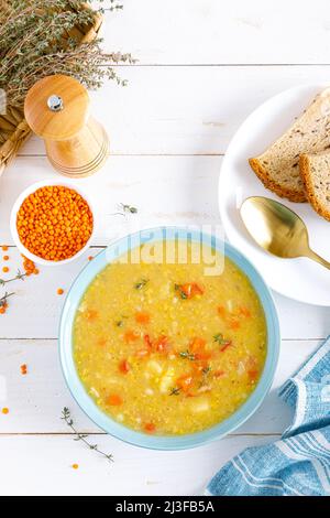 CORBA. Zuppa di timo di lenticchie rosso vegano turco. Vista dall'alto Foto Stock
