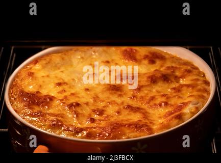 Fotografia gastronomica di lasagna italiana fatta in casa dalla vista frontale del forno. Piatto fuoco selettivo Foto Stock