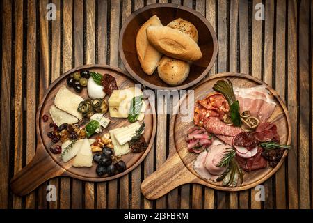 antipasto gourmet salumi e formaggi piatto di affettati su tavola di legno Foto Stock