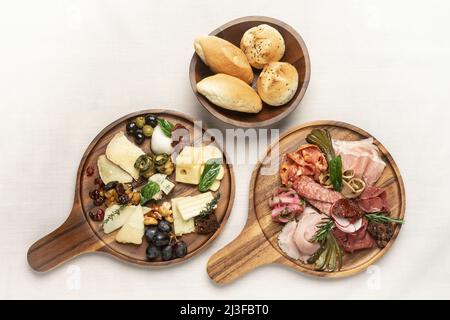 antipasto gourmet salumi e formaggi piatto di affettati su tavola di legno Foto Stock