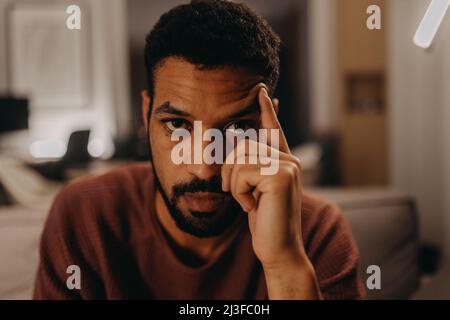 Ritratto d triste giovane africano - americano uomo. Foto Stock