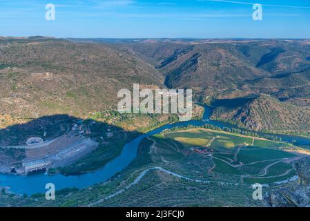 Veduta aerea della centrale idrica Saucelle nella valle del Douro, portogallo. Foto Stock