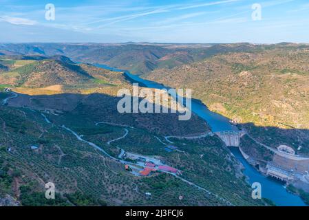 Veduta aerea della centrale idrica Saucelle nella valle del Douro, portogallo. Foto Stock