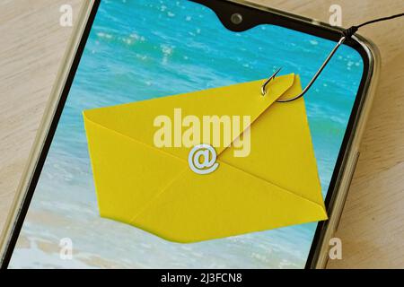 E-mail busta catturato con gancio da pesca sul telefono cellulare - Phishing e il concetto di sicurezza del telefono cellulare Foto Stock