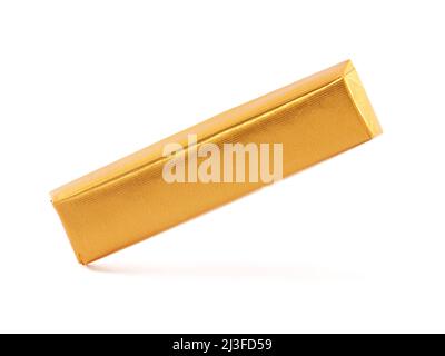 Barrette di cioccolato avvolte in lamina di alluminio dorato isolato su bianco Foto Stock